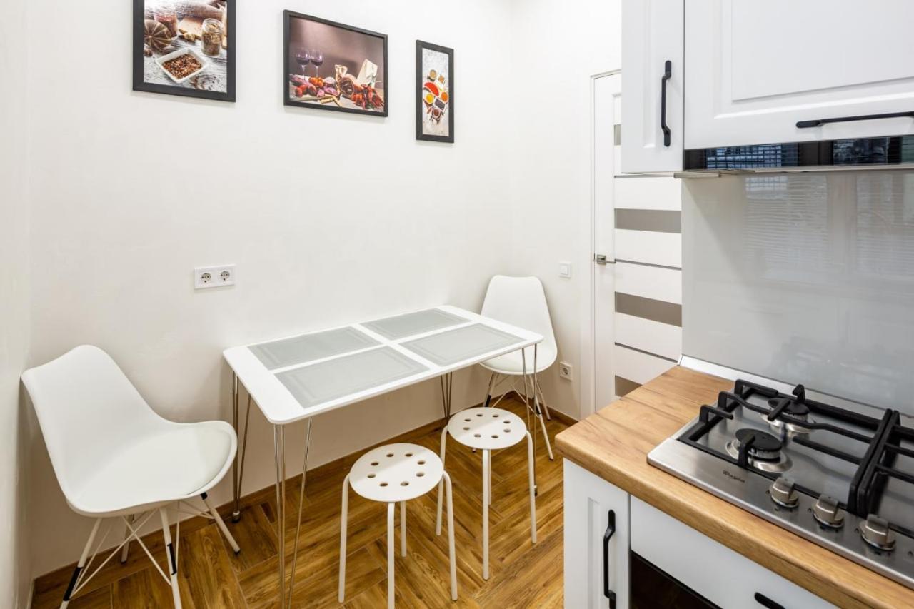 Three Bedroom Apartment On Rynok Square Leopoli Esterno foto