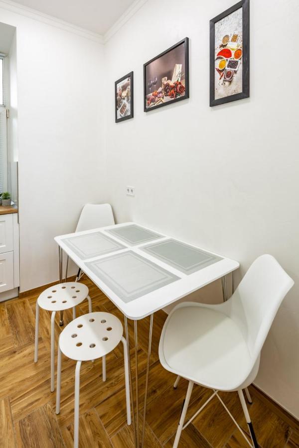 Three Bedroom Apartment On Rynok Square Leopoli Esterno foto