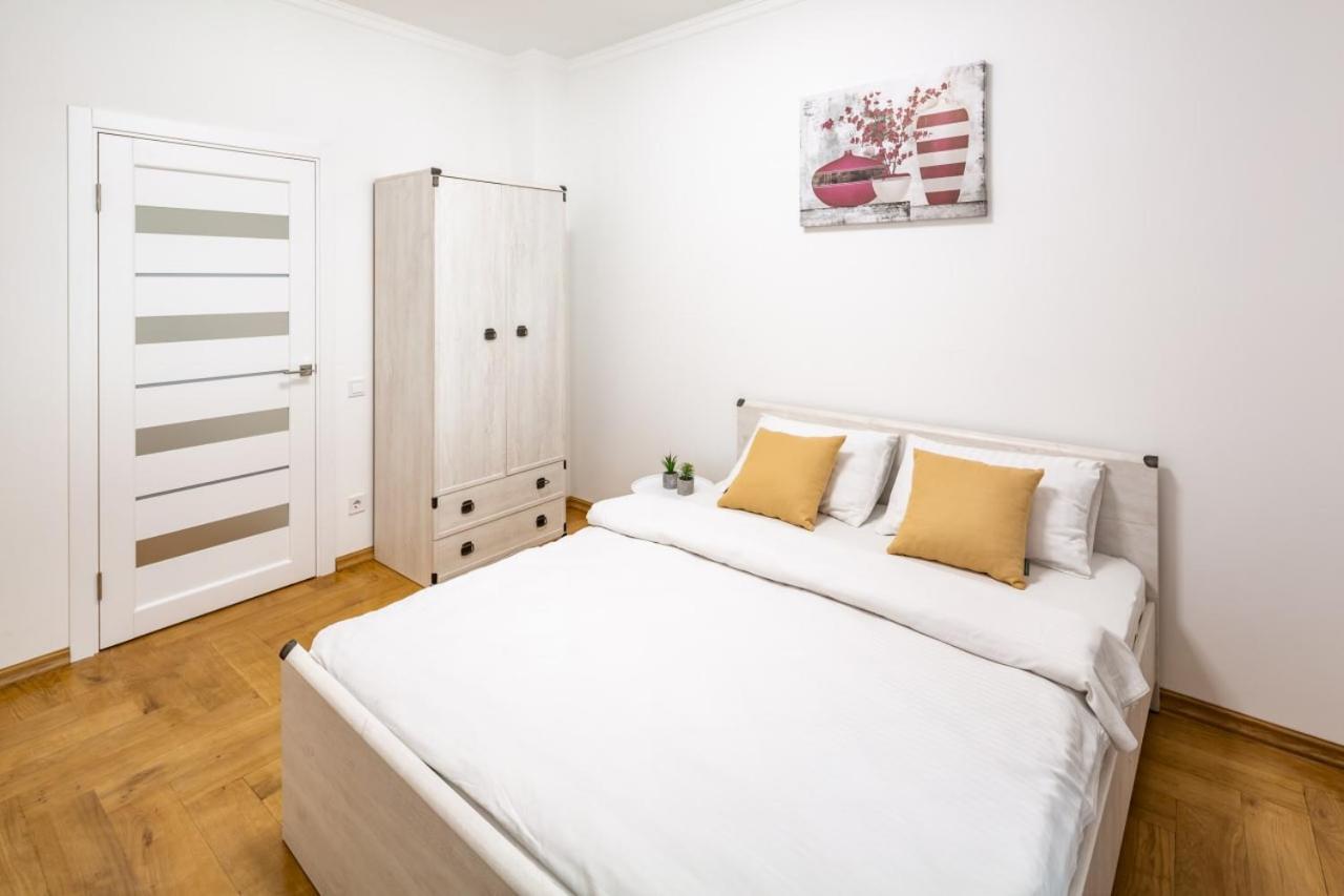 Three Bedroom Apartment On Rynok Square Leopoli Esterno foto