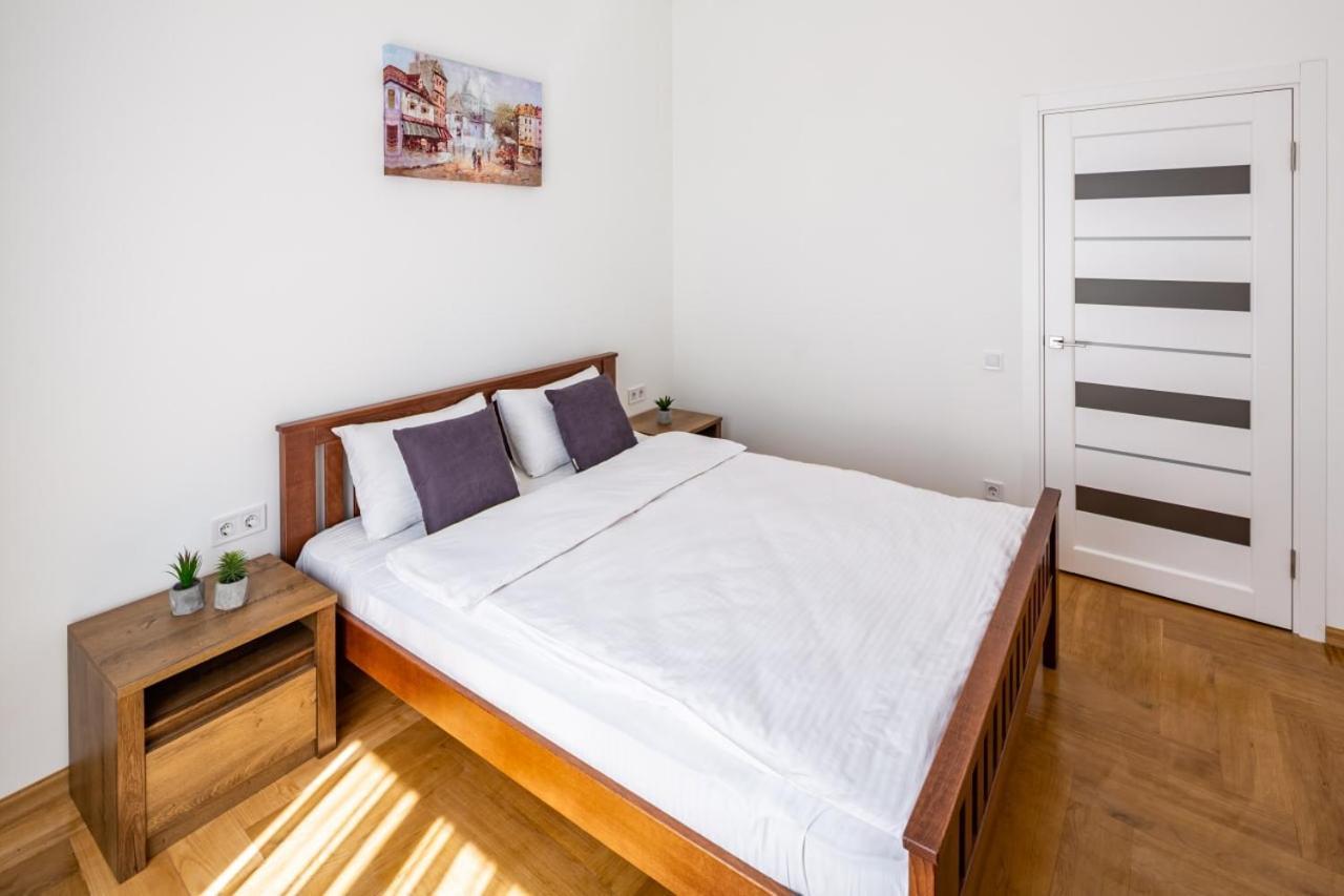 Three Bedroom Apartment On Rynok Square Leopoli Esterno foto