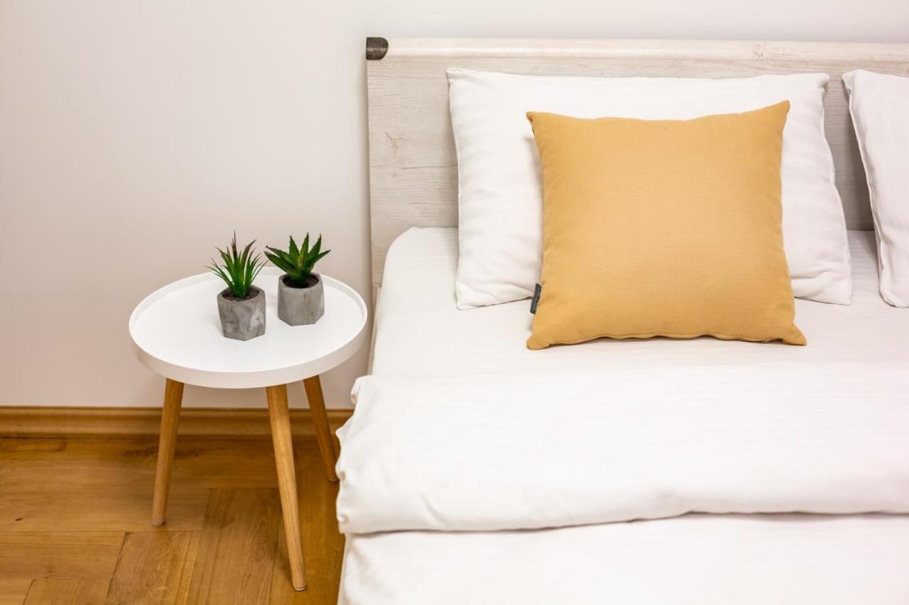 Three Bedroom Apartment On Rynok Square Leopoli Esterno foto