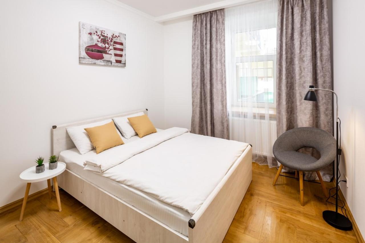 Three Bedroom Apartment On Rynok Square Leopoli Esterno foto